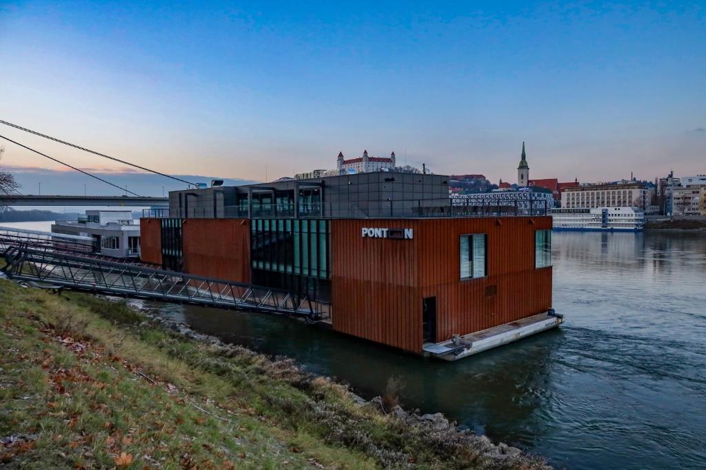 Ponton Rooms