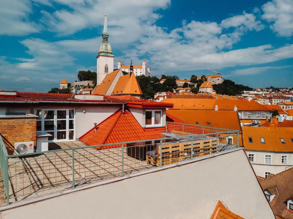 Majestic views from a 60m2 private terrace - Castle, Cathedral, Old Town