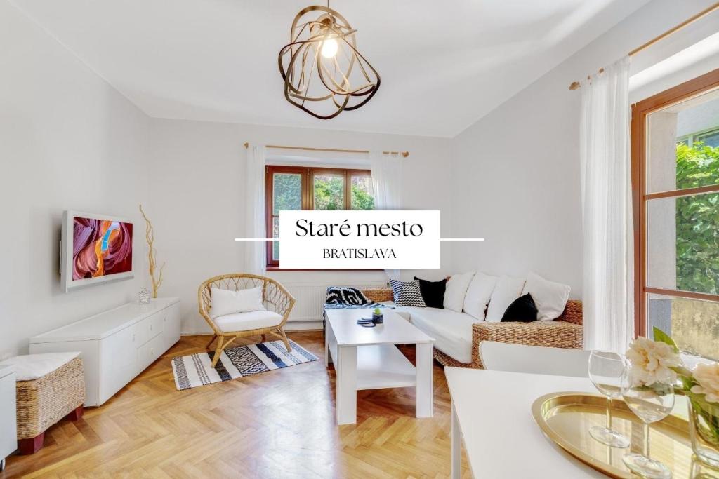 Stylish historical apartment + BACKYARD