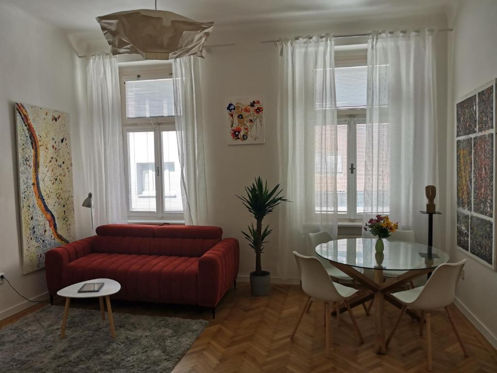 Downtown 3 BDR Charm - walk to all attractions