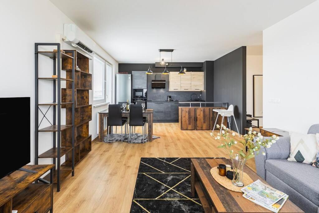 BNB Airport View Industrial Loft