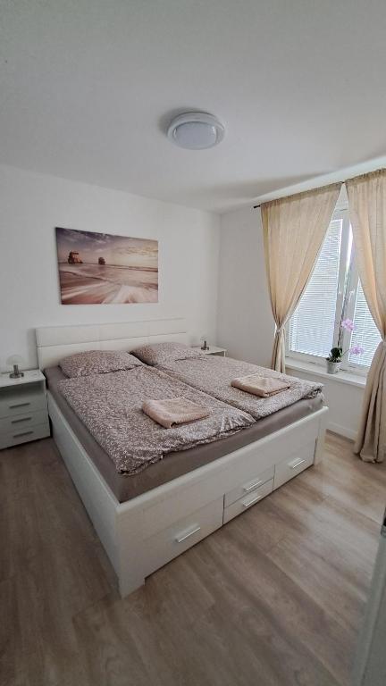 Moderný 2 izbový dom so záhradou a terasou blízko Bratislavy