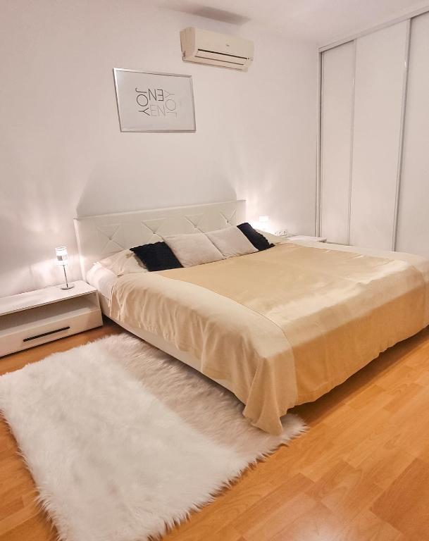 Modern & cozy apartment near hockey & football arena