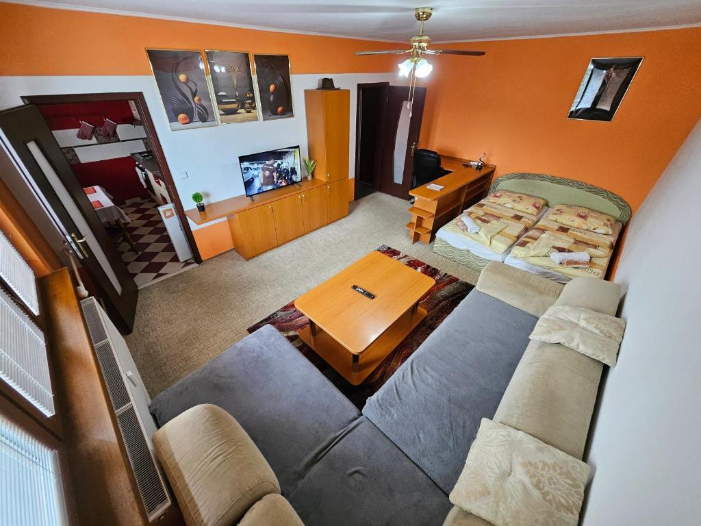WOLF APARTMAN Pokojné ubytovanie v Považskej Bystrici Tichá lokalita s parkovaním Všade blízko Vhodné pre pracovné cesty turistiku aj oddych Plne vybavena kuchyňa Info pre rôzne spoločnícky Služby intímneho charakteru za odplatu sú u nas prísne zakazané
