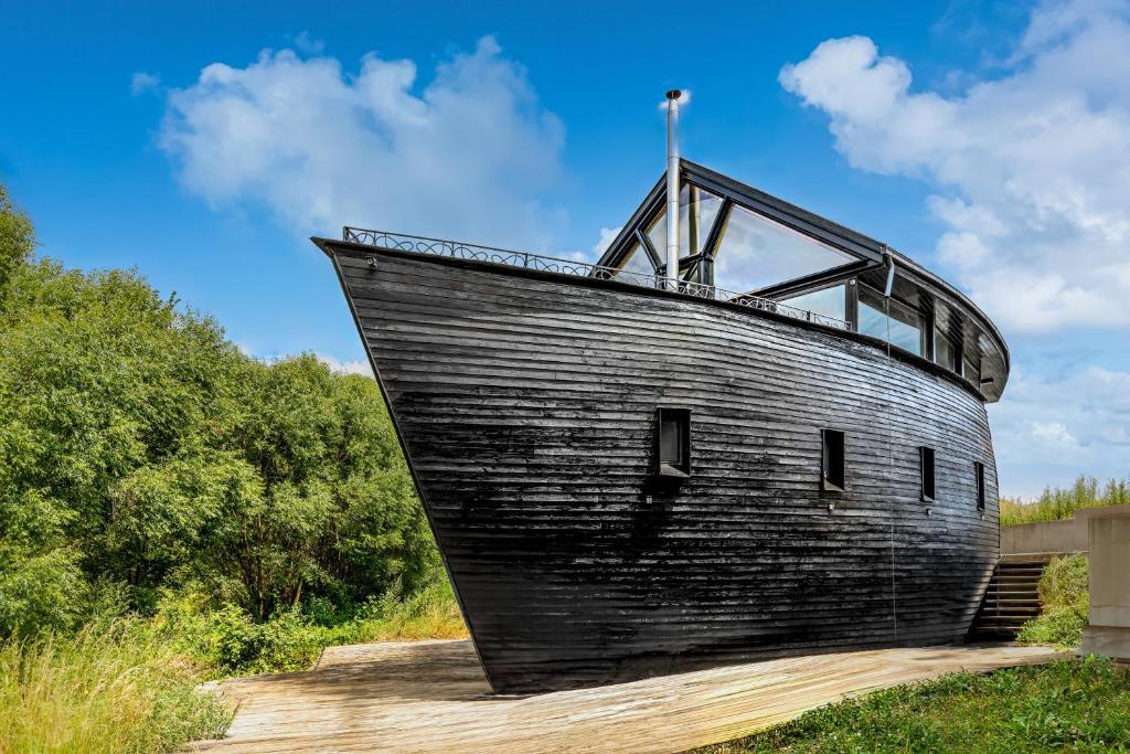 Unique Boat Shaped House at Lakefront #instaWORTH
